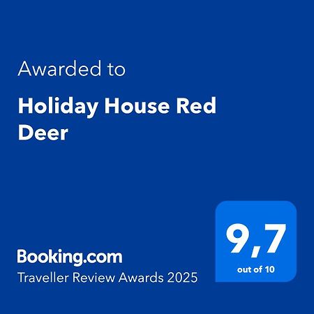 Holiday House Red Deer Преддвор Екстер'єр фото