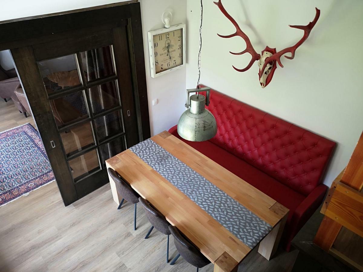 Holiday House Red Deer Преддвор Екстер'єр фото