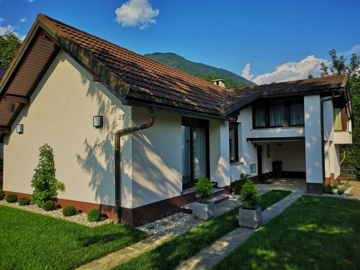 Holiday House Red Deer Преддвор Екстер'єр фото